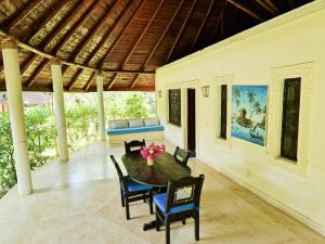 een eetkamer met een tafel en stoelen bij Giant House Malindi in Malindi