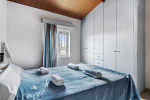 - une chambre avec un lit en pierre dans l'établissement Angela Apartment, à Dhalamanára