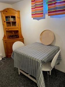 um quarto com uma mesa com duas cadeiras e um armário em Hedén Apartment em Kållered