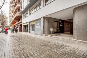 een geplaveide straat in een stad met gebouwen bij Blueground Les Corts balcony nr Camp Nou BCN-82 in Barcelona