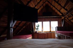ein Schlafzimmer mit einem Bett und einem großen Fenster in der Unterkunft Wooden love nest in Vransko