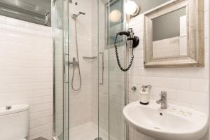 bagno con doccia, lavandino e servizi igienici di Casa Gracia a Barcellona