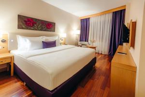 Postel nebo postele na pokoji v ubytování Dedeman Oskemen Tavros Hotel