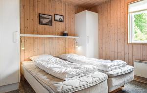 Postel nebo postele na pokoji v ubytování Cozy Home In Humble With Sauna