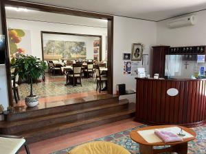 Hotel Villa Giovanna في توري سودا: مطعم مع صالة طعام مع طاولات وكراسي