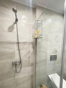 Una ducha con puerta de cristal al lado de un inodoro. en Sea view 2, en Varna 21 fotos más