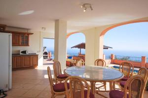 - une cuisine et une salle à manger avec une table et des chaises dans l'établissement Villa Denise, à Lloret de Mar