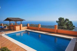 - une piscine au sommet d'un bâtiment avec l'océan en arrière-plan dans l'établissement Villa Denise, à Lloret de Mar