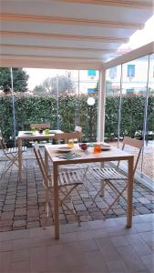 une table et des chaises assises sur une terrasse dans l'établissement Vele Storiche Pisane, à Pise