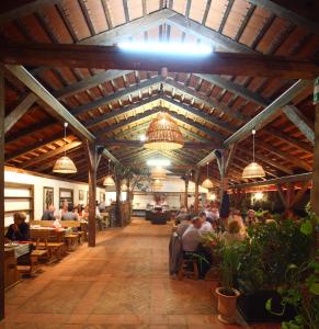 un restaurante con gente sentada en las mesas de un edificio en Piroš čizma en Suza