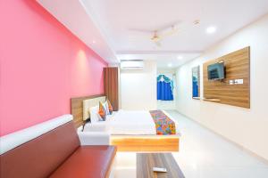1 dormitorio con 1 cama y 1 sofá en FabHotel Prime SYN Grand en Hyderabad