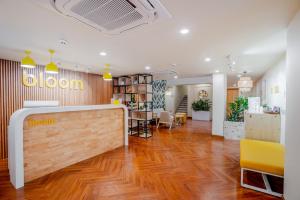 グルガオンにあるBloom Hotel - Medicity Gurugram, Near Medanta Hospitalのウッドフロアのサロンロビー