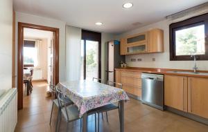 Η κουζίνα ή μικρή κουζίνα στο 4 Bedroom Lovely Home In Roda De Bara
