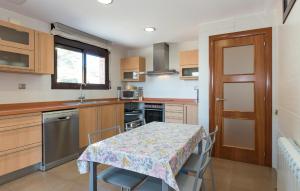 Η κουζίνα ή μικρή κουζίνα στο 4 Bedroom Lovely Home In Roda De Bara