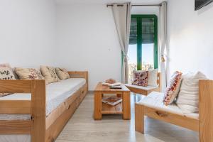 a living room with a couch and a table at Bettatur Apartaments Via Imperi Romà in Tarragona