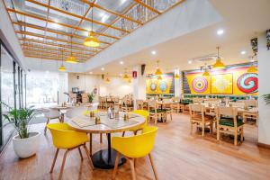Restaurace v ubytování Bloom Hotel - Medicity Gurugram, Near Medanta Hospital