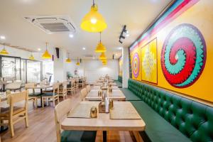 Restaurace v ubytování Bloom Hotel - Medicity Gurugram, Near Medanta Hospital