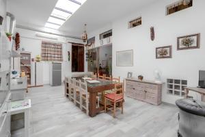 eine Küche und ein Esszimmer mit einem Tisch und Stühlen in der Unterkunft Casa Grande con piscina para familias in Granada