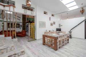 eine Galerie mit einem Tisch und Stühlen in einem Zimmer in der Unterkunft Casa Grande con piscina para familias in Granada