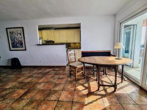 Kuchnia lub aneks kuchenny w obiekcie Beach panorama Caleta