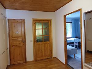 a room with a door and a mirror at Naurismäki Iisalmi in Runni