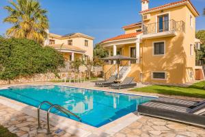 Bazén v ubytování Villa Theodoros nebo v jeho okolí