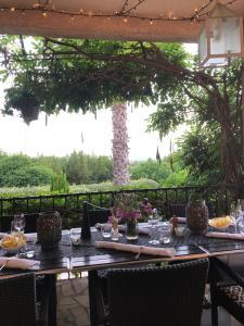 un tavolo per un pasto su un patio di Marie Jean Chambre d'hotes & Gite a Oupia