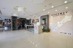 un vestíbulo de una tienda con un cartel en la pared en C U Hotel Taichung en Taichung