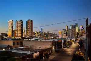 vista para uma cidade à noite com edifícios altos em Superb City Views - Apartment, work or just relax! em Melbourne