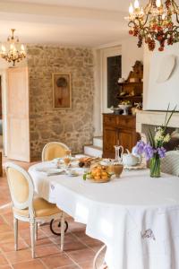 - une salle à manger avec une table blanche et de la nourriture dans l'établissement Domaine de la Cascade Parfumée, à Grasse