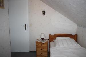 Lonau的住宿－Haus Hirtenbergblick，一间卧室配有一张床,梳妆台上配有一盏灯