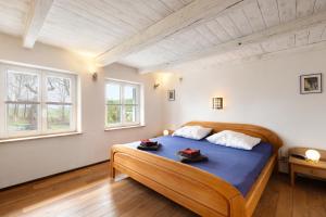 een slaapkamer met een houten bed met twee dienbladen erop bij Ferienhaus Suzanne Mercimersea in Oberndorf