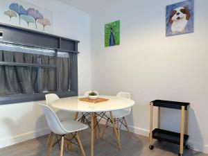 霍巴特Wellesley Mountain House near City的一间有白色桌子和椅子的餐厅 更多9张照片