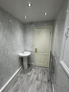 baño con lavabo y puerta en Durham Home Away from Home, en Durham