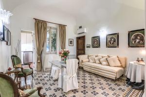 ein Wohnzimmer mit einem Sofa und einem Tisch in der Unterkunft Hotel La Residenza in Messina