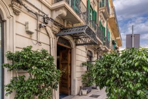 メッシーナにあるホテル ラ レジデンツァの木製の扉付きの建物の入口