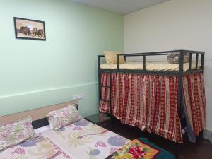 Pokój z 2 łóżkami piętrowymi w pokoju w obiekcie Blue Diamond Guest House w mieście Pune