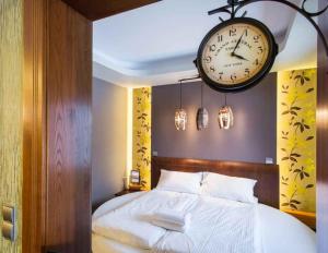 een slaapkamer met een bed met een grote klok aan de muur bij Apartament Cappuccino&Bambusowy in Zakopane