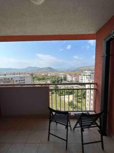 ポドゴリツァにあるStylish_apartmentの市街の景色を望むバルコニー(椅子2脚付) +4枚の写真
