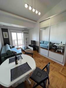 ポドゴリツァにあるStylish_apartmentのソファとテーブルのあるリビングルーム