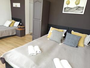 A bed or beds in a room at Guest House Sunflowers