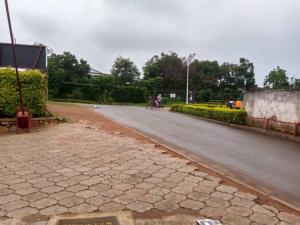 uma rua com pessoas andando pela estrada em GARDEN INN by AIRPORT inn ltd em Kigali