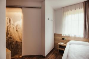 Postel nebo postele na pokoji v ubytování Hotel Leonard