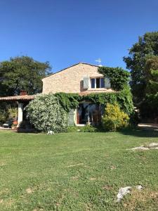 une maison où le lierre pousse sur son côté dans l'établissement Magnifique Mas provençal dans le Luberon avec vue, à Pierrevert