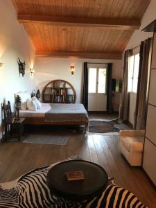 une chambre avec un lit et une table zébraebra dans l'établissement Magnifique Mas provençal dans le Luberon avec vue, à Pierrevert