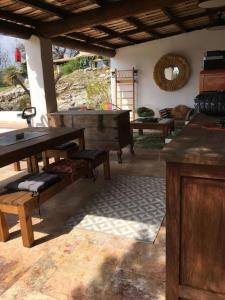 - un salon avec une table en bois et un piano dans l'établissement Magnifique Mas provençal dans le Luberon avec vue, à Pierrevert