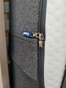 a close up of a zipper on a backpack at Appartement Hypercentre de Milly in Milly-la-Forêt
