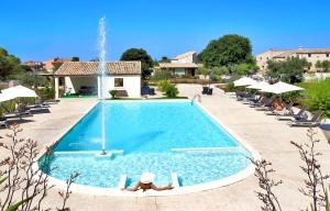 Bazén v ubytování Artemisia Resort nebo v jeho okolí