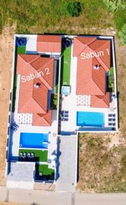 uma vista aérea de um edifício com piscina em Villas Sabun - modern house with heated pool em Privlaka