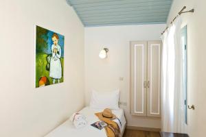 Cette chambre comprend deux lits et un tableau mural. dans l'établissement Casa Antica, à Rhodes